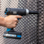 Аккумуляторный заклепочник E-005 для вытяжных заклепок диаметром от 2,5 до 5,0 мм. 