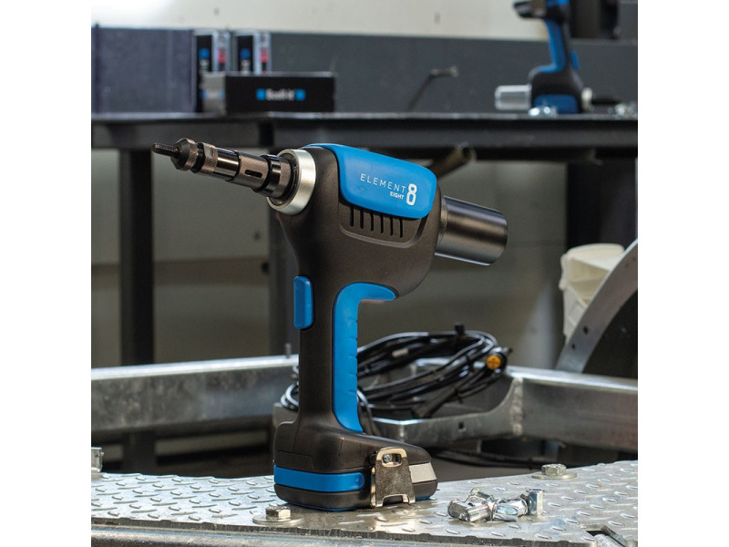 Аккумуляторный заклепочник Е-8 ELEMENT для резьбовых заклепок M3-M8 Аккумуляторный заклепочник Е-8 ELEMENT для резьбовых заклепок M3-M8